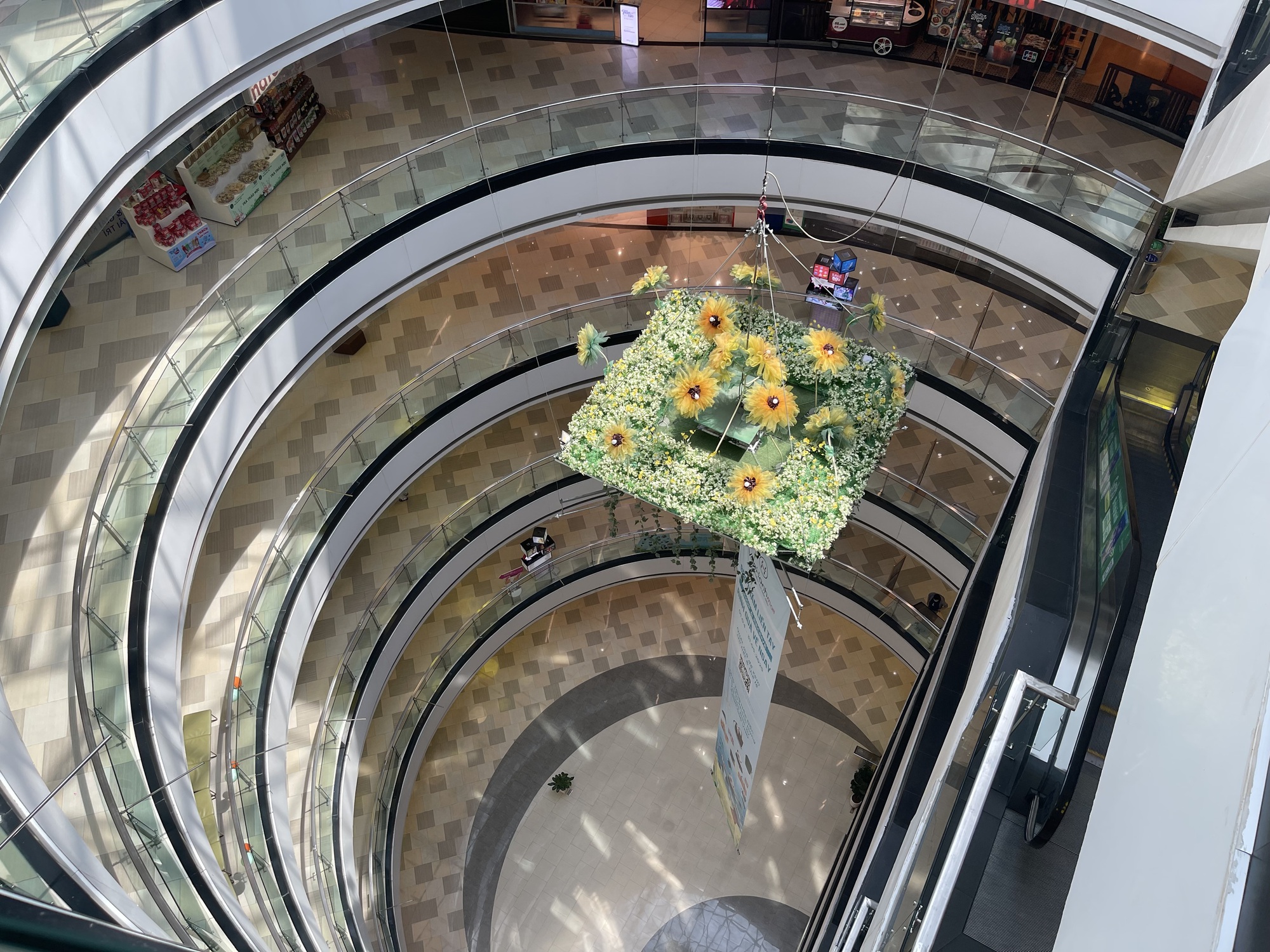 Hoạt động của Vạn Hạnh Mall ra sau li&ecirc;n tiếp hai vụ nhảy lầu?- Ảnh 2.