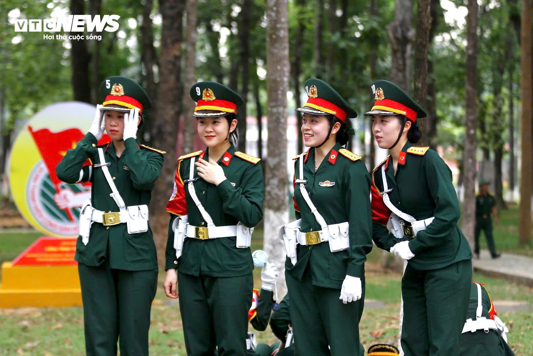 Nữ quân nhân tập luyện bền bỉ cho Lễ diễu binh 30 / 4 - Ảnh 14.