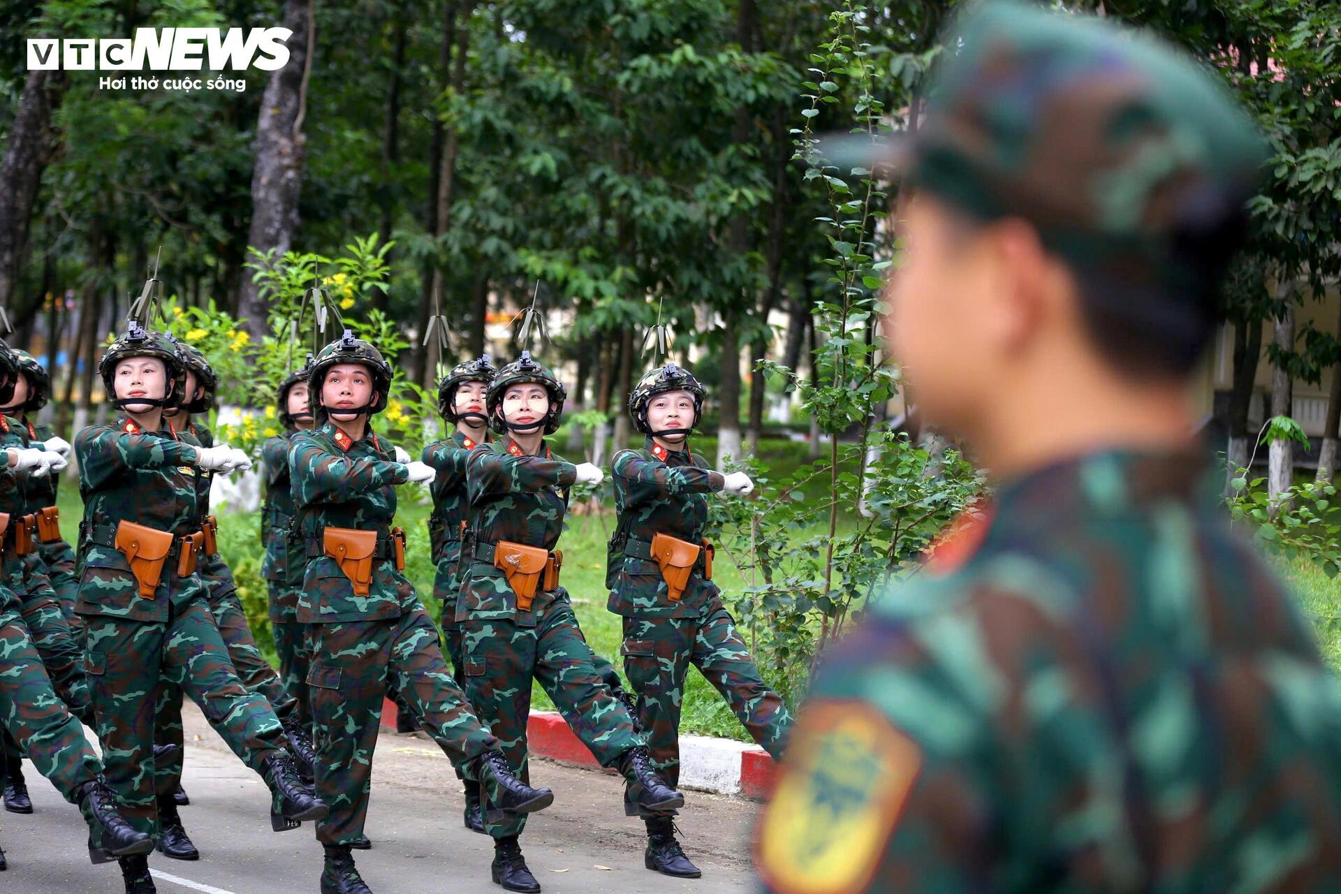 Nữ quân nhân tập luyện bền bỉ cho Lễ diễu binh 30 / 4 - Ảnh 3.