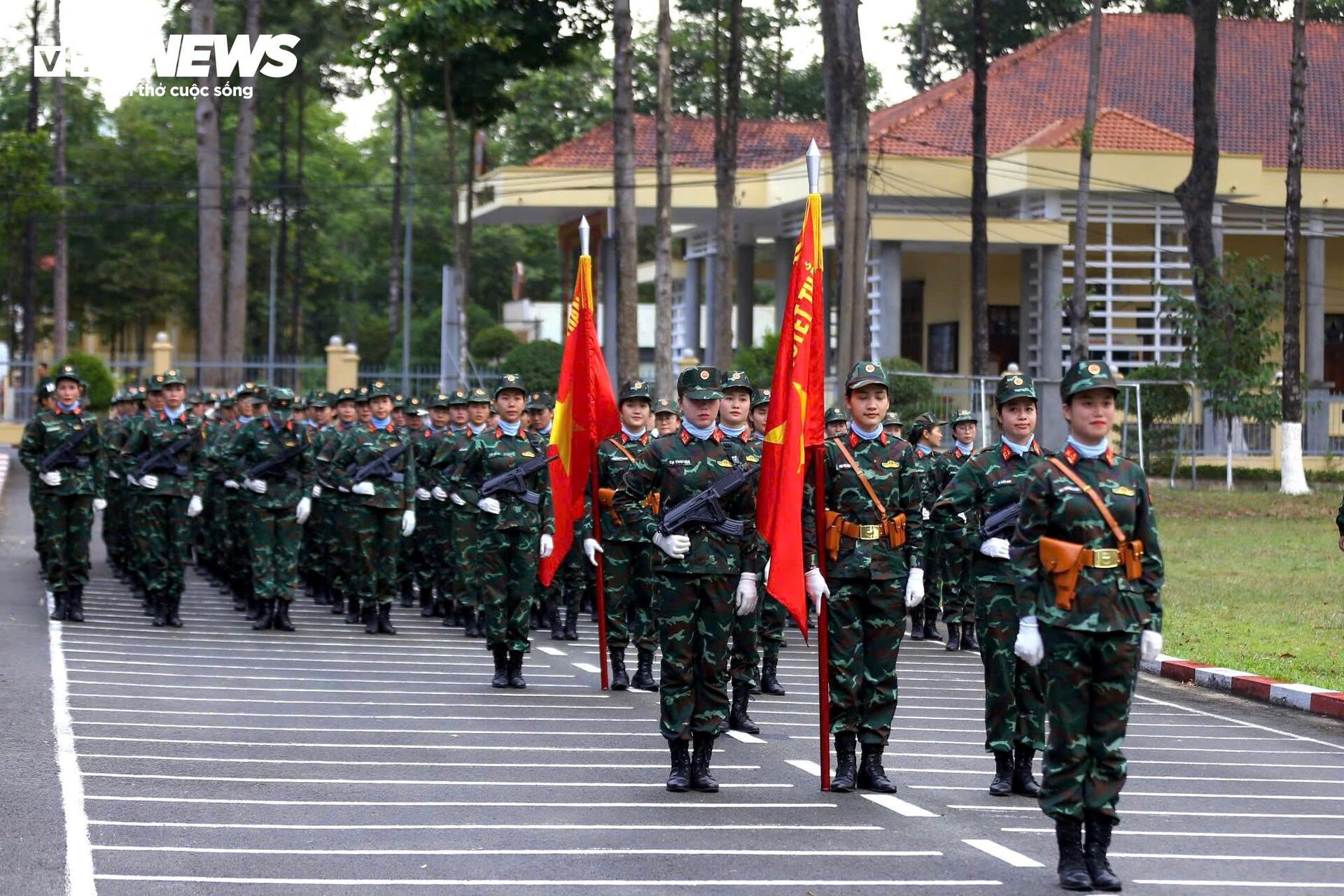 Nữ quân nhân tập luyện bền bỉ cho Lễ diễu binh 30 / 4 - Ảnh 10.