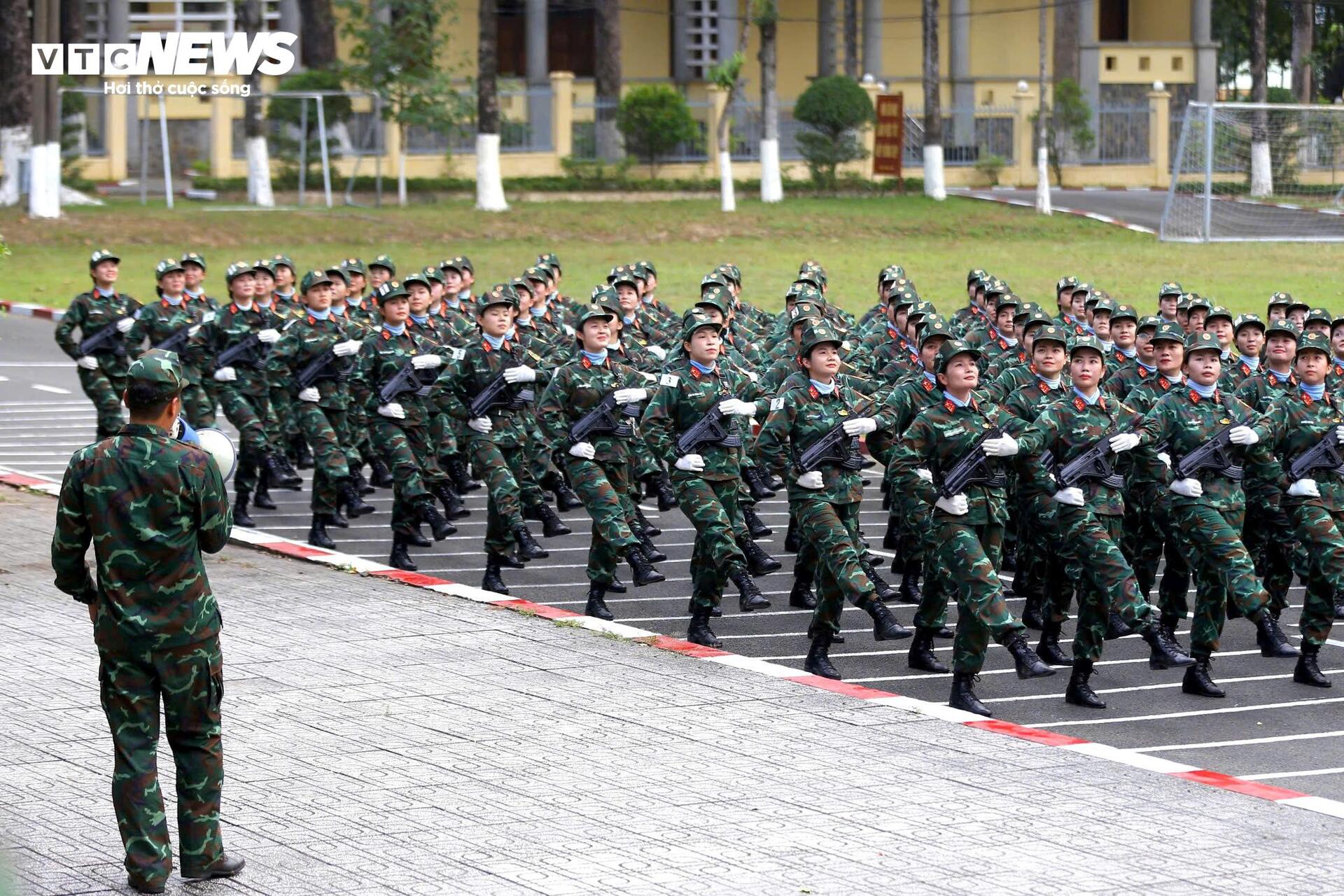 Nữ quân nhân tập luyện bền bỉ cho Lễ diễu binh 30 / 4 - Ảnh 12.