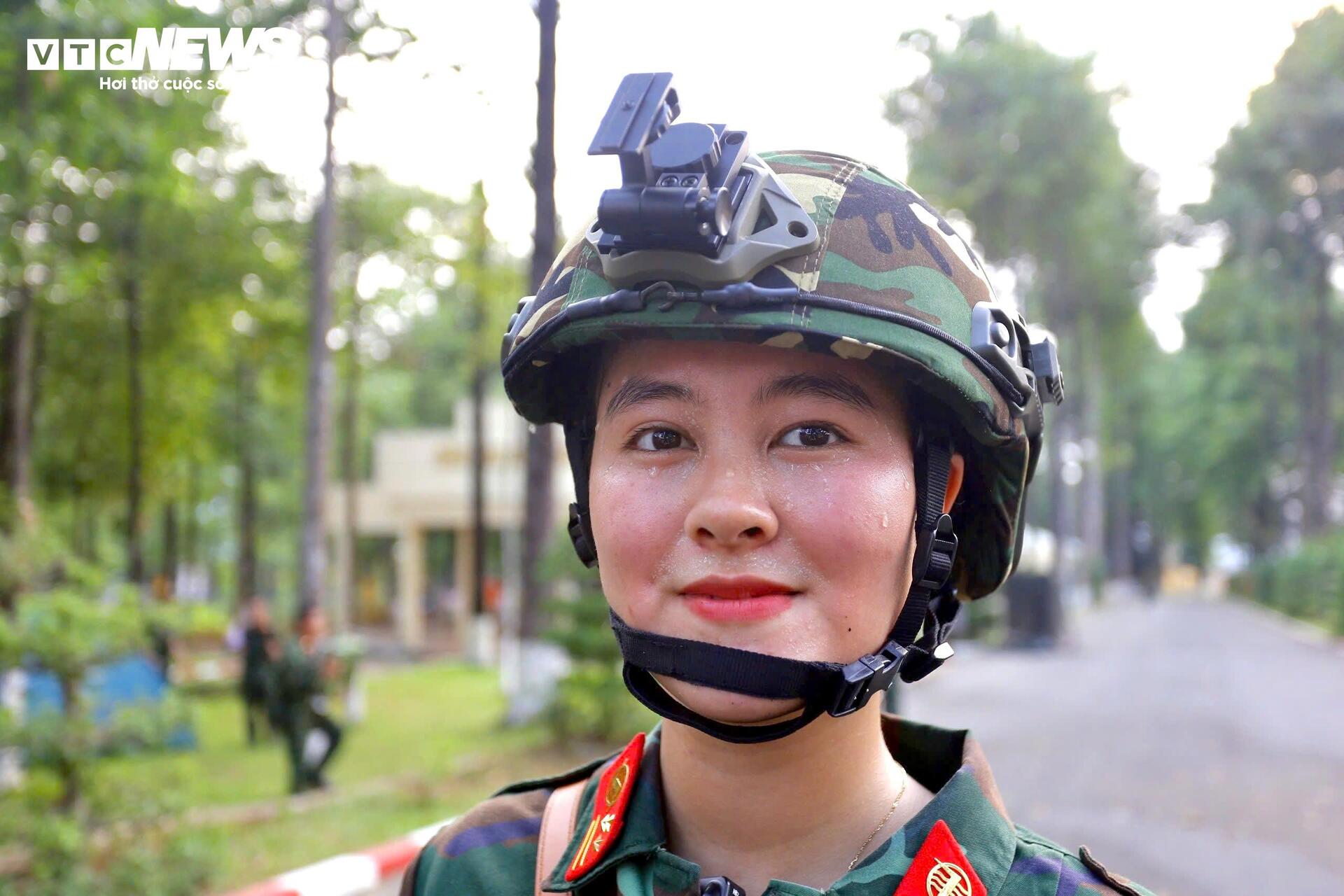 Nữ quân nhân tập luyện bền bỉ cho Lễ diễu binh 30 / 4 - Ảnh 8.