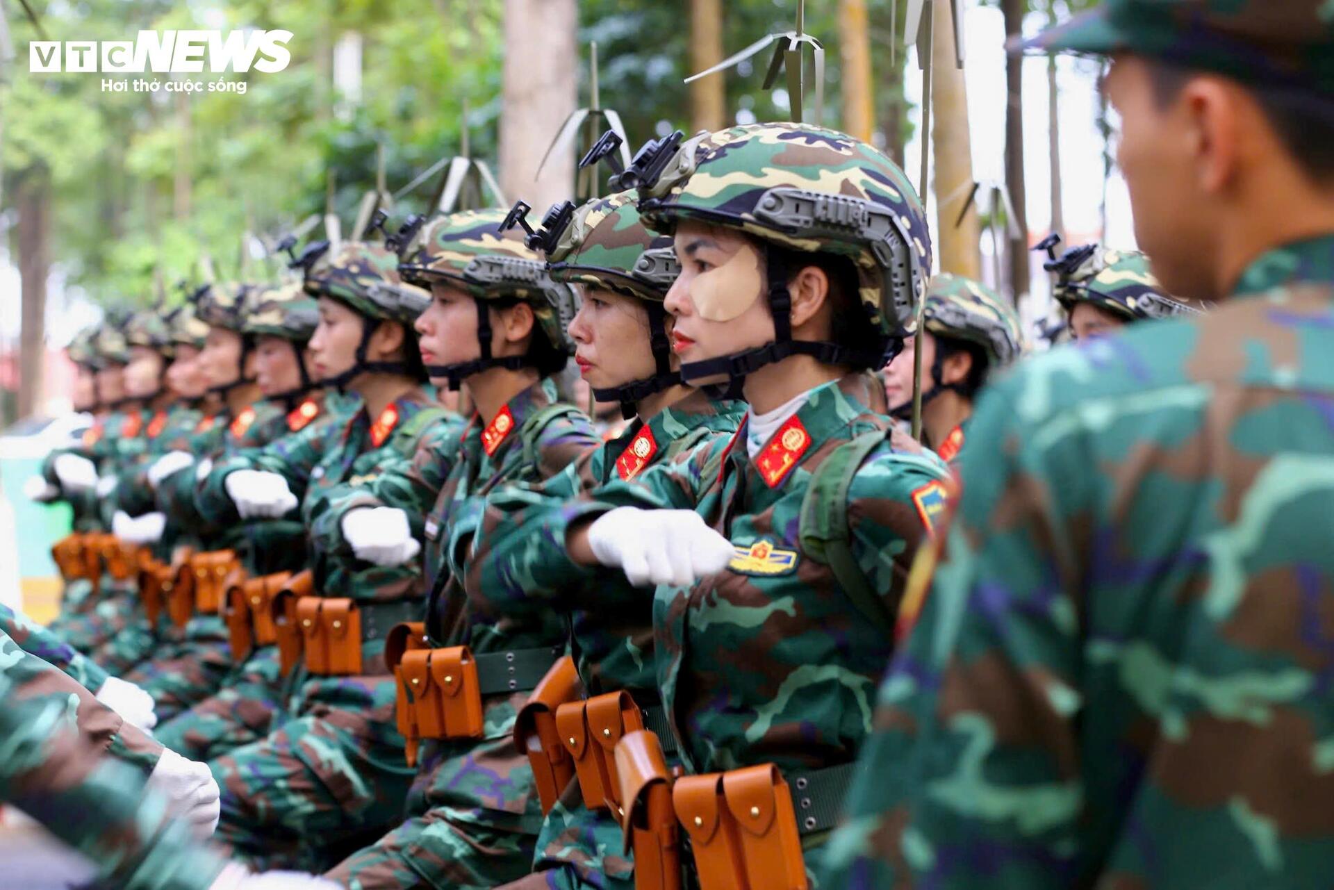 Nữ quân nhân tập luyện bền bỉ cho Lễ diễu binh 30 / 4 - Ảnh 4.