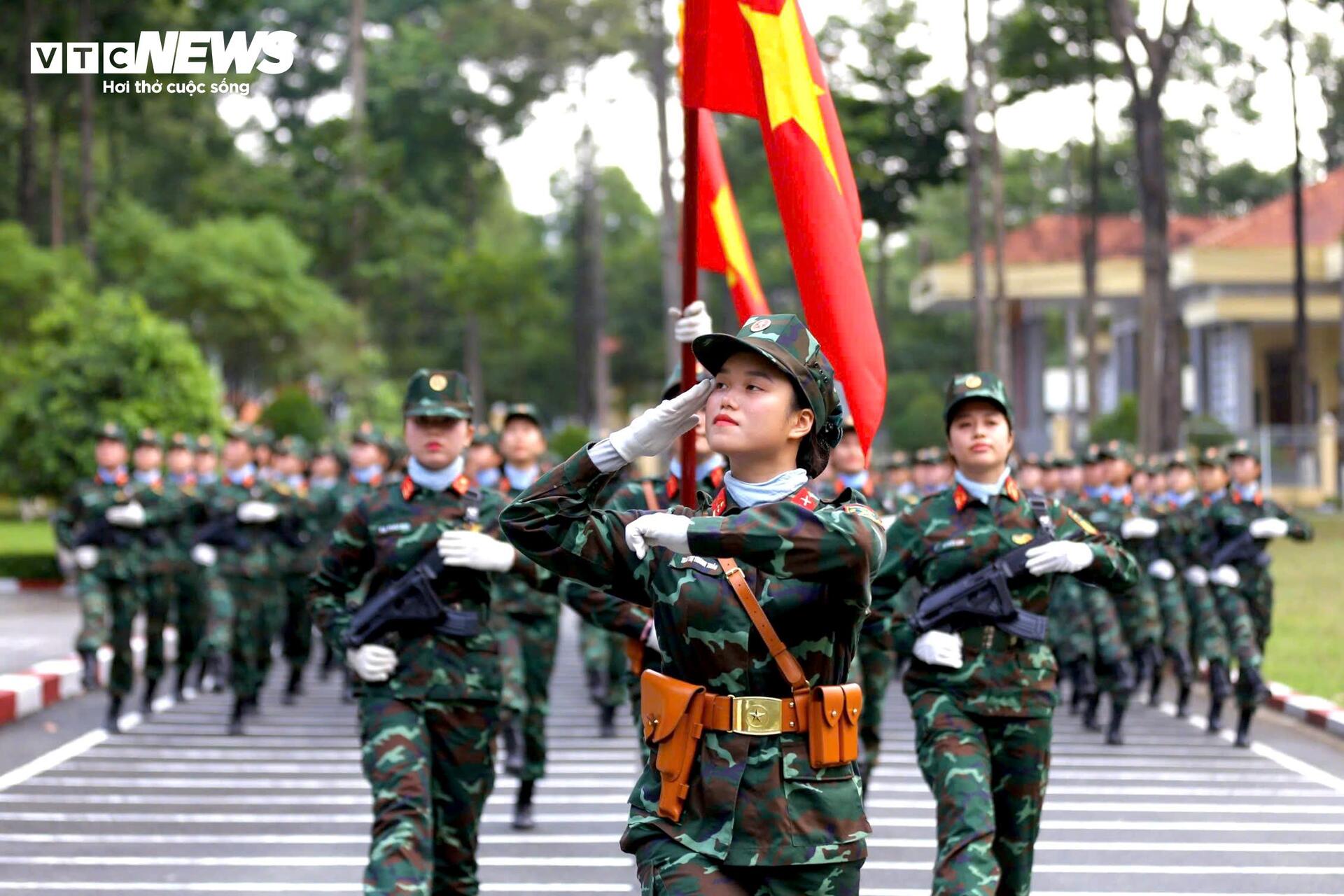 Nữ quân nhân tập luyện bền bỉ cho Lễ diễu binh 30 / 4 - Ảnh 11.