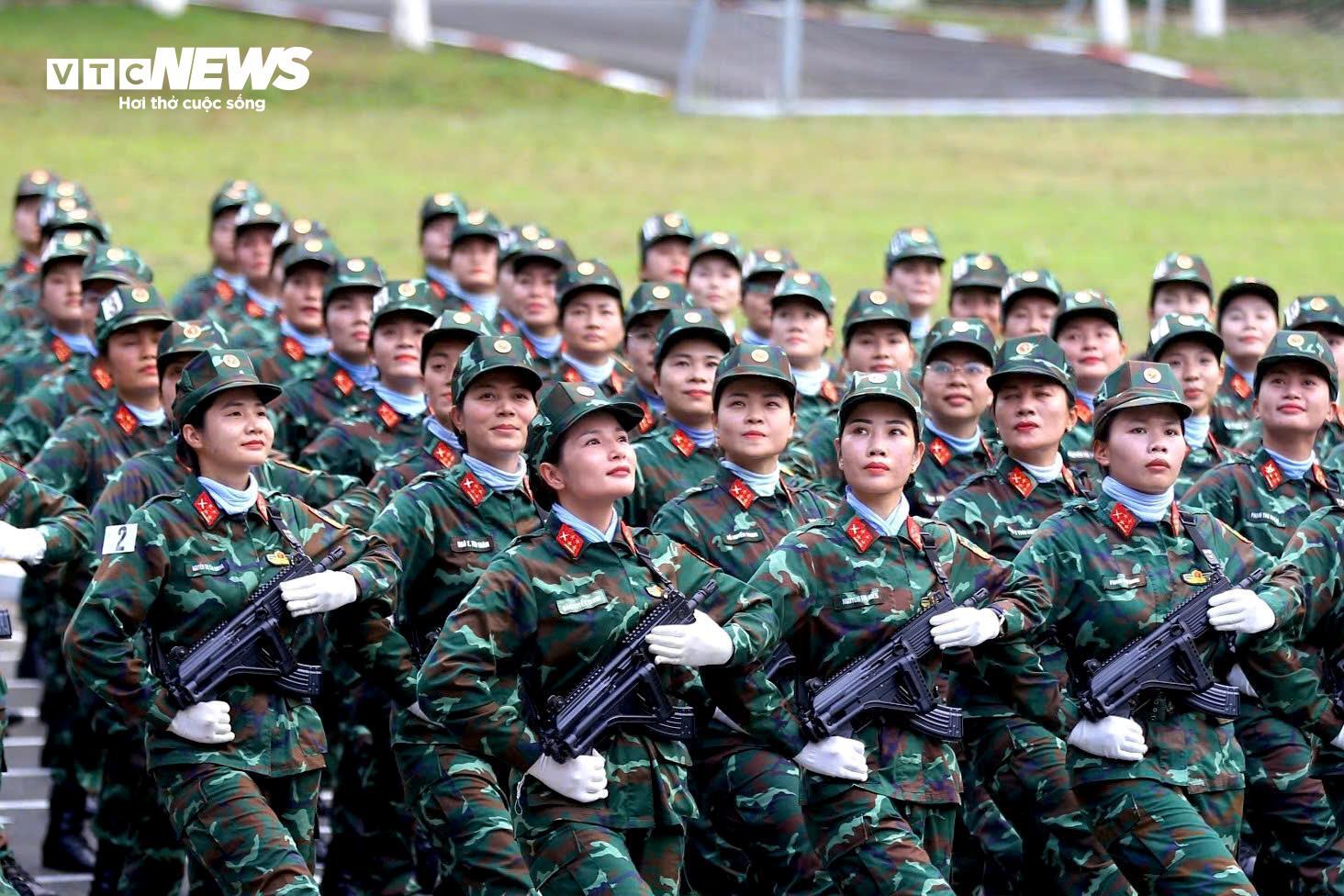 Nữ quân nhân tập luyện bền bỉ cho Lễ diễu binh 30 / 4 - Ảnh 13.