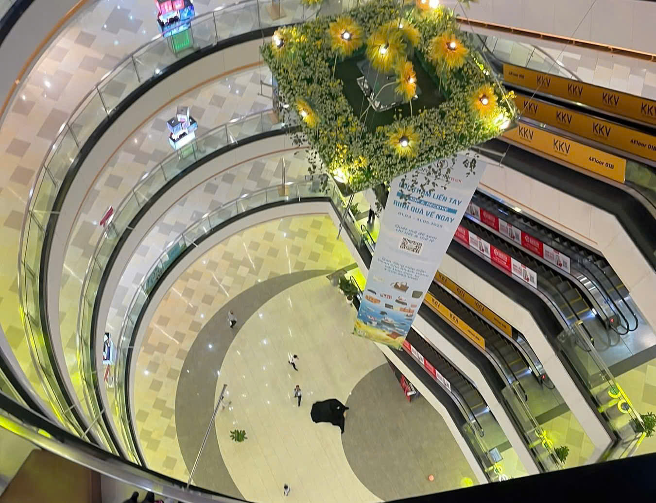 Hoạt động của Vạn Hạnh Mall ra sau li&ecirc;n tiếp hai vụ nhảy lầu?- Ảnh 1.