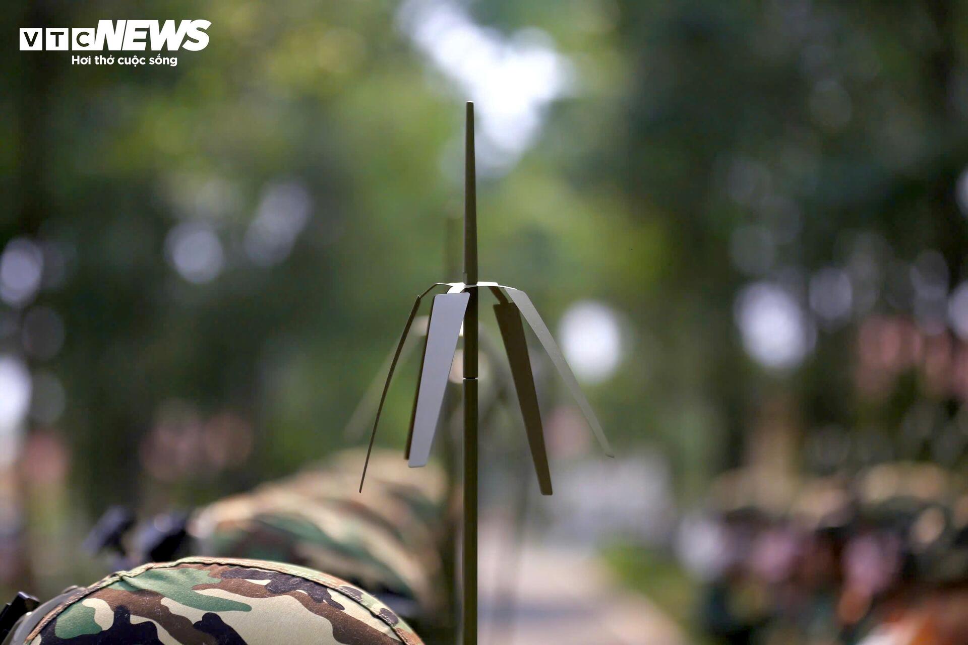 Nữ quân nhân tập luyện bền bỉ cho Lễ diễu binh 30 / 4 - Ảnh 6.