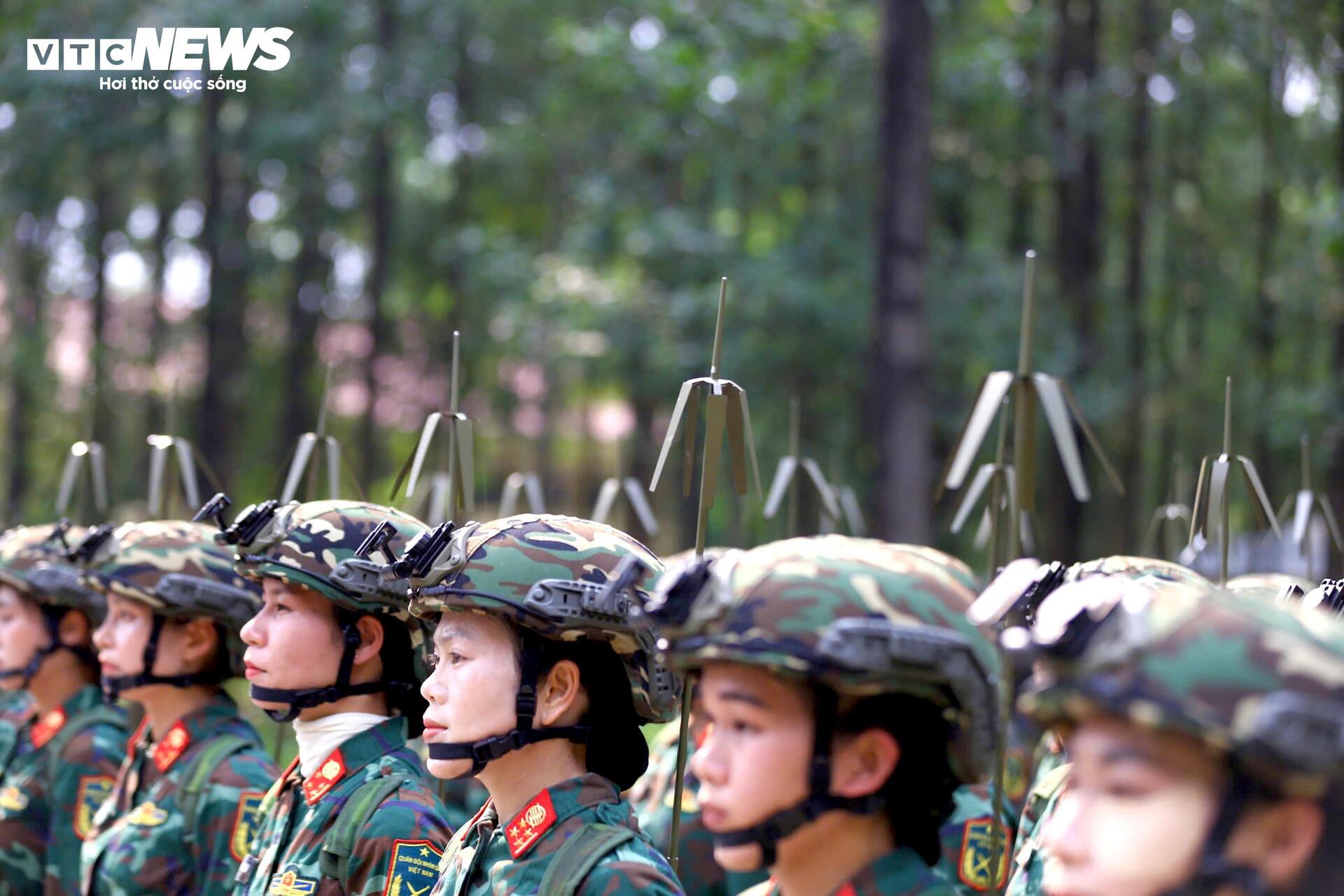 Nữ quân nhân tập luyện bền bỉ cho Lễ diễu binh 30 / 4 - Ảnh 7.