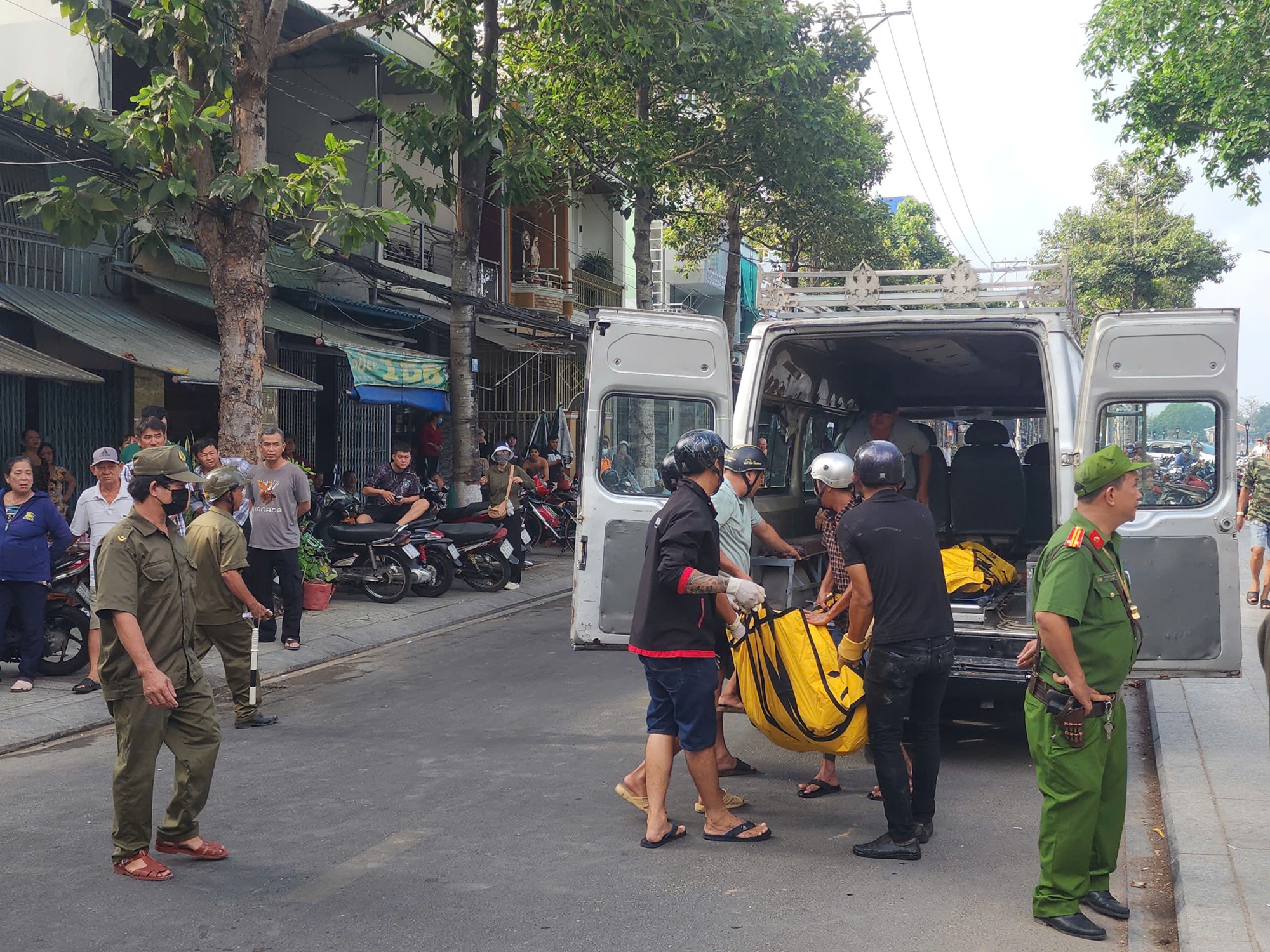 Tiếng kh&oacute;c x&eacute; l&ograve;ng từ vụ ch&aacute;y Tiền Giang l&agrave;m 4 người thiệt mạng - Ảnh 2.