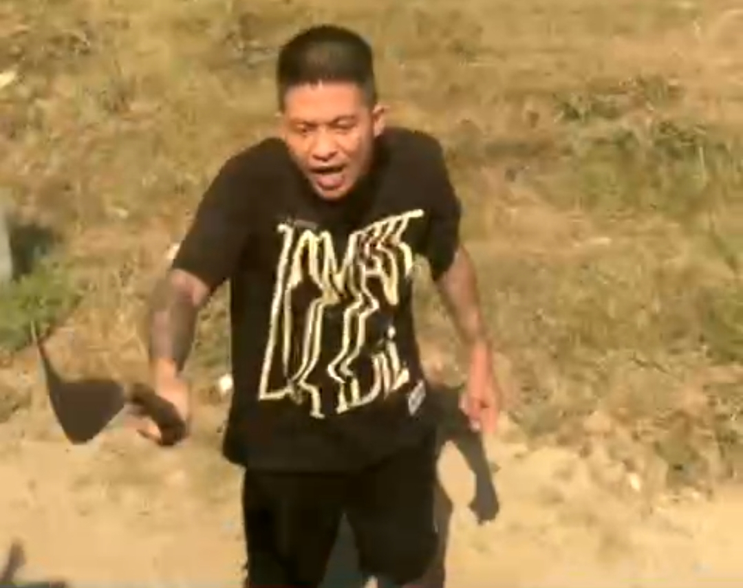 CLIP: 2 xe ben đậu giữa đường, tài xế dùng dao rựa đập phá xe đối thủ- Ảnh 1.