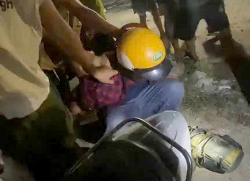 Người đàn ông bị truy đuổi, vây bắt vì nghi bắt cóc bé gái 13 tuổi- Ảnh 1. Người đàn ông bị truy đuổi, vây bắt vì nghi bắt cóc bé gái 13 tuổi- Ảnh 1.