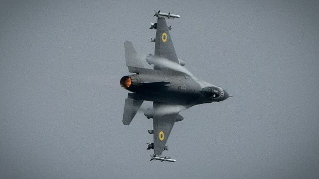 Điểm n&oacute;ng xung đột ng&agrave;y 11-4: Ti&ecirc;m k&iacute;ch F-16 của Ukraine đối mặt S-400 Nga - Ảnh 1.