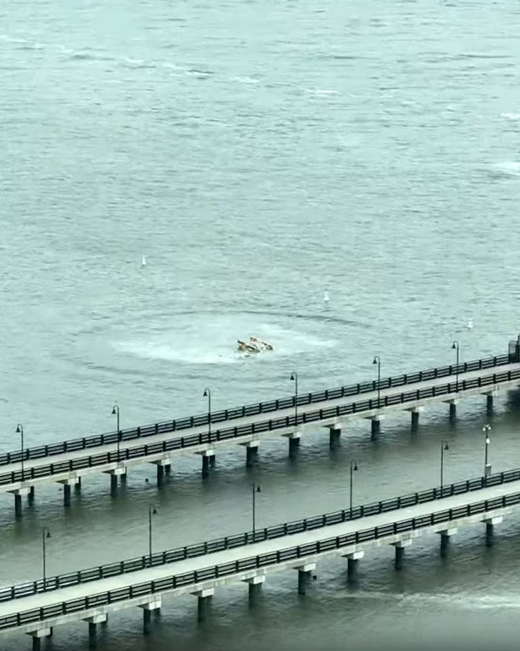 Mỹ: Kinh ho&agrave;ng cảnh trực thăng du lịch rơi thẳng xuống s&ocirc;ng ở New York - Ảnh 1.