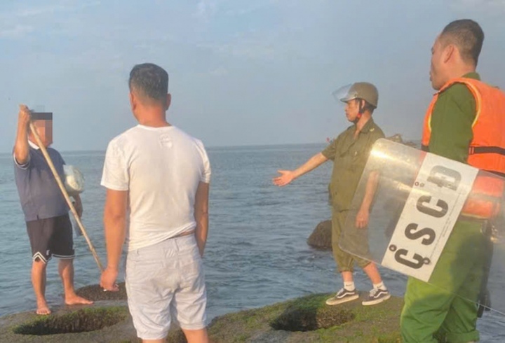 Nhảy cầu tự tử bất thành , người đàn ông cầm dao bơi ra biển đòi tự sát - Ảnh 1.