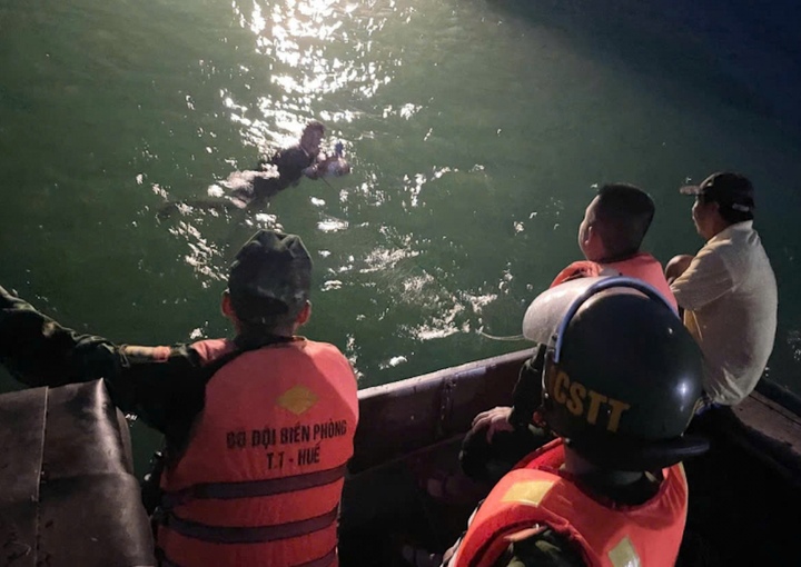 Nhảy cầu tự tử bất thành , người đàn ông cầm dao bơi ra biển đòi tự sát - Ảnh 2.