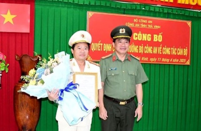 Trao quyết định bổ nhiệm lại Phó Giám đốc Công an tỉnh Trà Vinh - Ảnh 1.