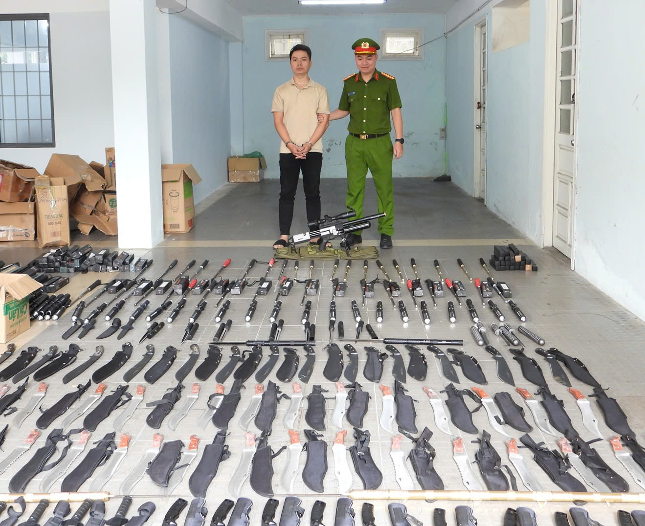 Triệt phá đường dây làm giả giấy tờ và buôn bán vũ khí tại Đà Nẵng - Ảnh 1. Triệt phá đường dây làm giả giấy tờ và buôn bán vũ khí tại Đà Nẵng - Ảnh 1.