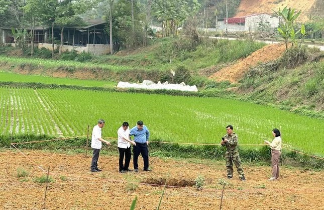 Xuất hiện thêm 'hố tử thần' sâu hun hút hơn 6 mét ở Bắc Kạn - Ảnh 1. Xuất hiện thêm 'hố tử thần' sâu hun hút hơn 6 mét ở Bắc Kạn - Ảnh 1.