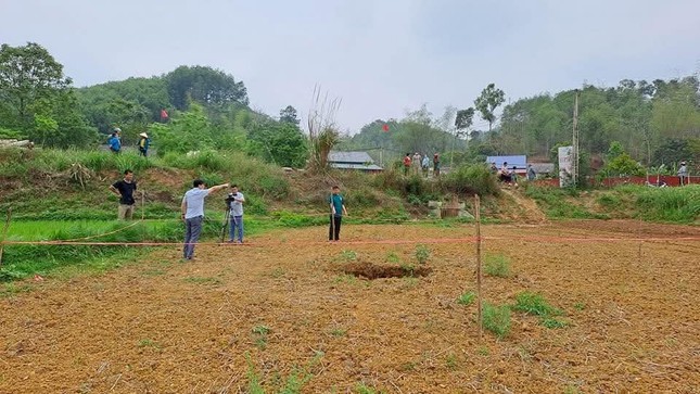 Xuất hiện thêm 'hố tử thần' sâu hun hút hơn 6 mét ở Bắc Kạn - Ảnh 4. Xuất hiện thêm 'hố tử thần' sâu hun hút hơn 6 mét ở Bắc Kạn - Ảnh 4.