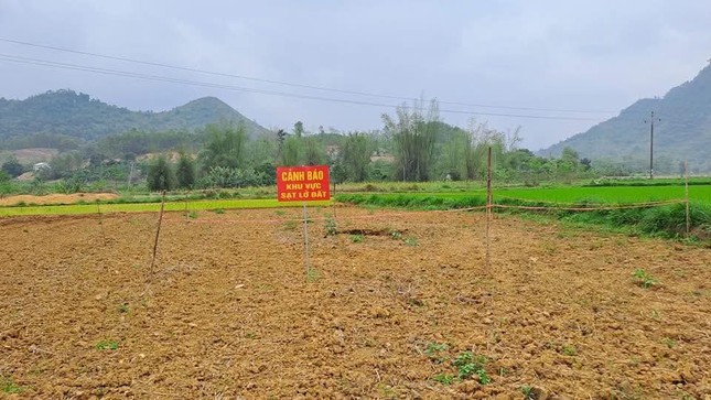 Xuất hiện thêm 'hố tử thần' sâu hun hút hơn 6 mét ở Bắc Kạn - Ảnh 5. Xuất hiện thêm 'hố tử thần' sâu hun hút hơn 6 mét ở Bắc Kạn - Ảnh 5.