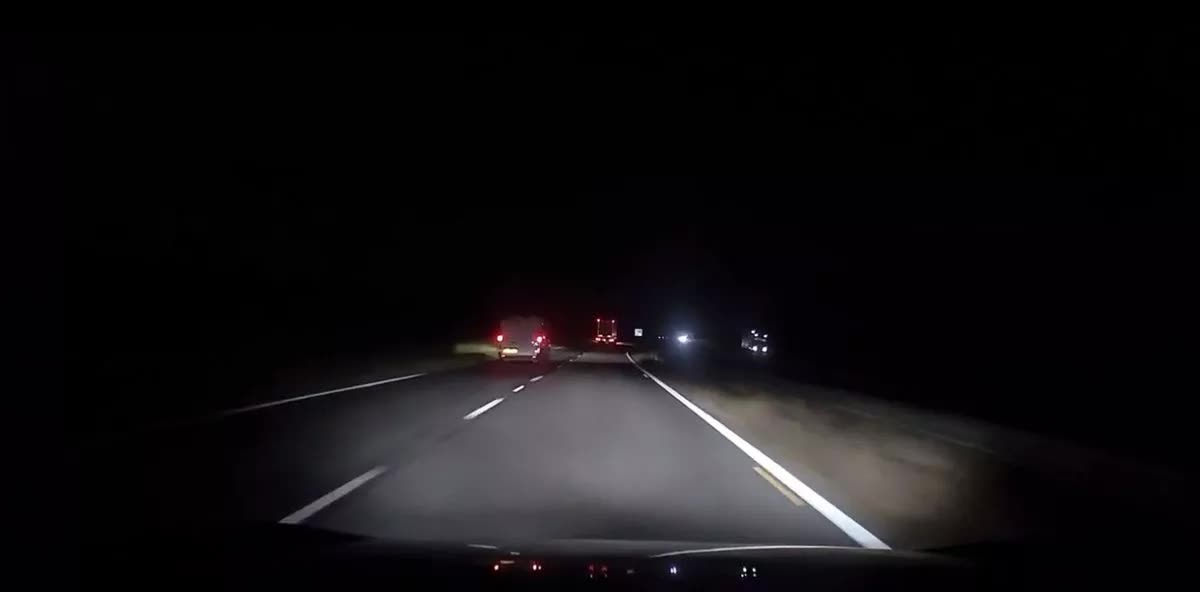 Camera hành trình ghi lại khoảnh khắc kinh hoàng: Tài xế lao ngược chiều, xe lật ngửa sau cú va chạm gây sốc- Ảnh 2.