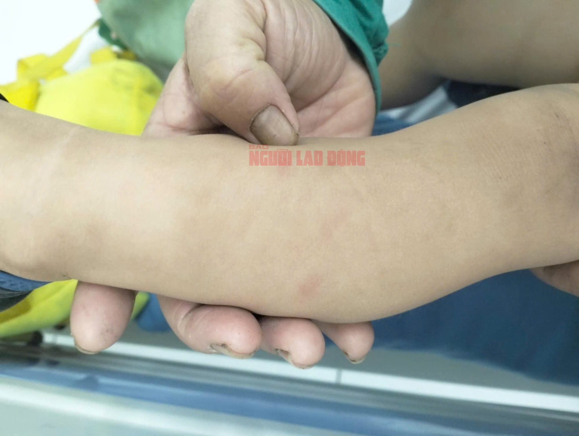 Bảo mẫu ở Quảng Nam bạo hành trẻ em: Camera vô tình tiết lộ sự thật - Ảnh 3. Bảo mẫu ở Quảng Nam bạo hành trẻ em: Camera vô tình tiết lộ sự thật - Ảnh 3.