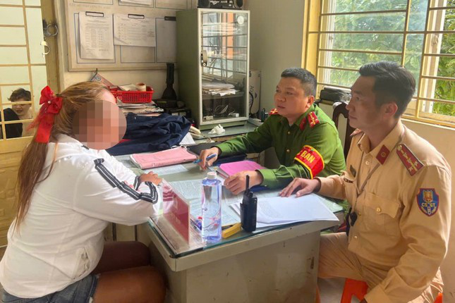 Danh tính người phụ nữ nhún nhảy khi lái xe máy - Ảnh 1.