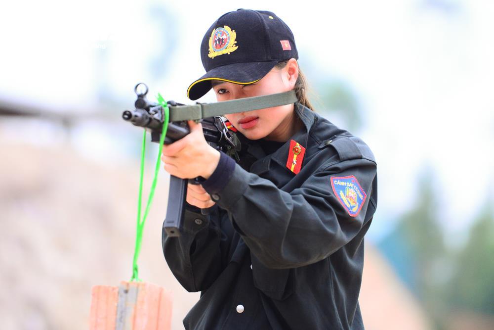 Nữ cảnh sát cơ động nâng cao kỹ năng với Bài tập treo gạch lên súng - Ảnh 3.