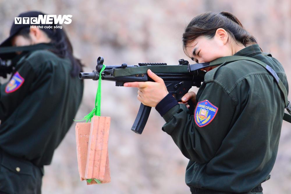 Nữ cảnh sát cơ động nâng cao kỹ năng với Bài tập treo gạch lên súng - Ảnh 9.
