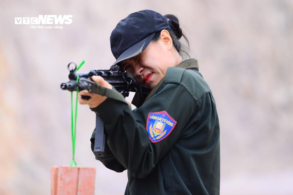 Nữ cảnh sát cơ động nâng cao kỹ năng với Bài tập treo gạch lên súng - Ảnh 4.