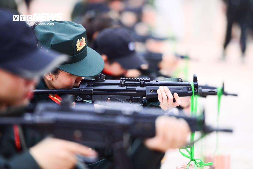 Nữ cảnh sát cơ động nâng cao kỹ năng với Bài tập treo gạch lên súng - Ảnh 6.
