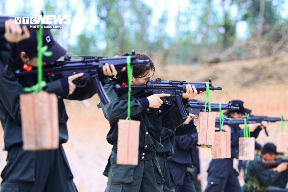 Nữ cảnh sát cơ động nâng cao kỹ năng với Bài tập treo gạch lên súng - Ảnh 2.