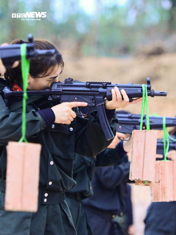Nữ cảnh sát cơ động nâng cao kỹ năng với Bài tập treo gạch lên súng - Ảnh 5.