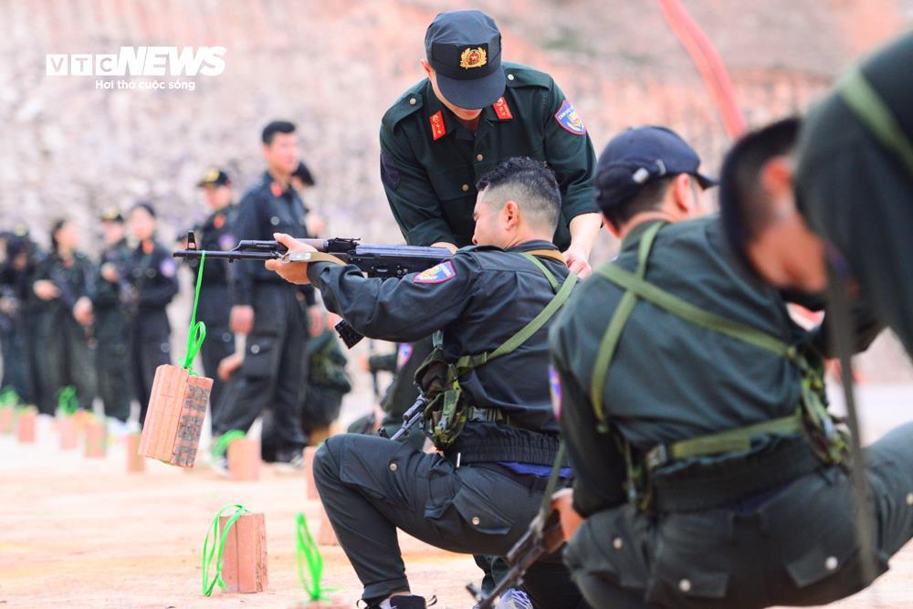 Nữ cảnh sát cơ động nâng cao kỹ năng với Bài tập treo gạch lên súng - Ảnh 11.