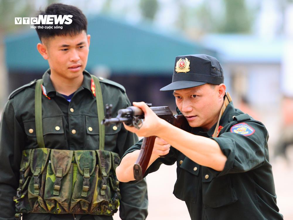 Nữ cảnh sát cơ động nâng cao kỹ năng với Bài tập treo gạch lên súng - Ảnh 10.