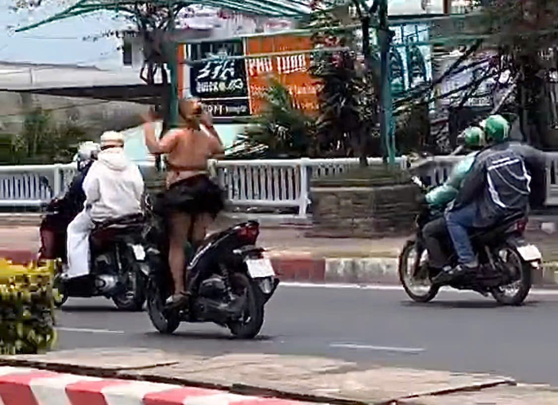 C&ocirc; g&aacute;i thả tay uốn &eacute;o tr&ecirc;n xe m&aacute;y khiến dư luận x&ocirc;n xao - Ảnh 2.