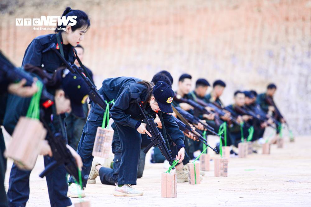 Nữ cảnh sát cơ động nâng cao kỹ năng với Bài tập treo gạch lên súng - Ảnh 1.