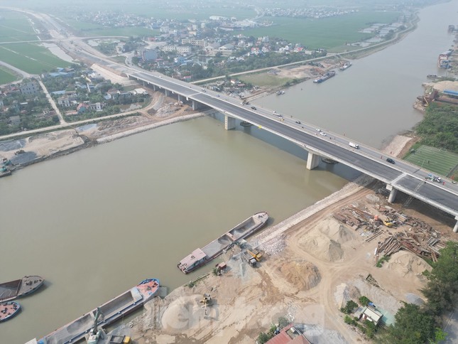Hình hài cầu Lạc Quần mới trên tuyến đường 6 . 400 Tỷ ở Nam Định - Ảnh 1.