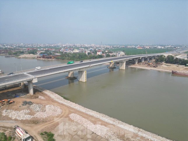 Hình hài cầu Lạc Quần mới trên tuyến đường 6 . 400 Tỷ ở Nam Định - Ảnh 7.