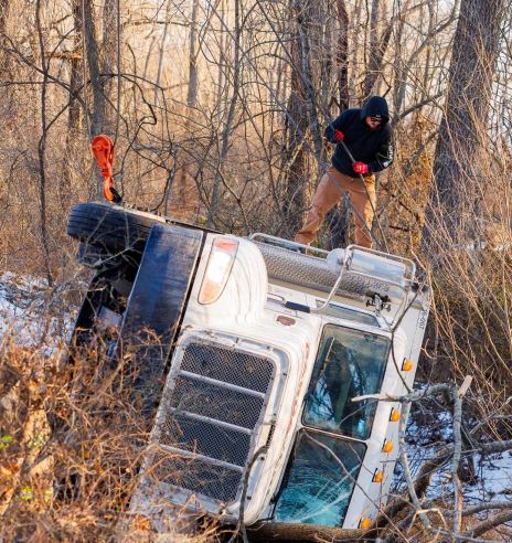 Xe tải chở đầy tiền mặt bị lật bên đường và cái kết- Ảnh 1.