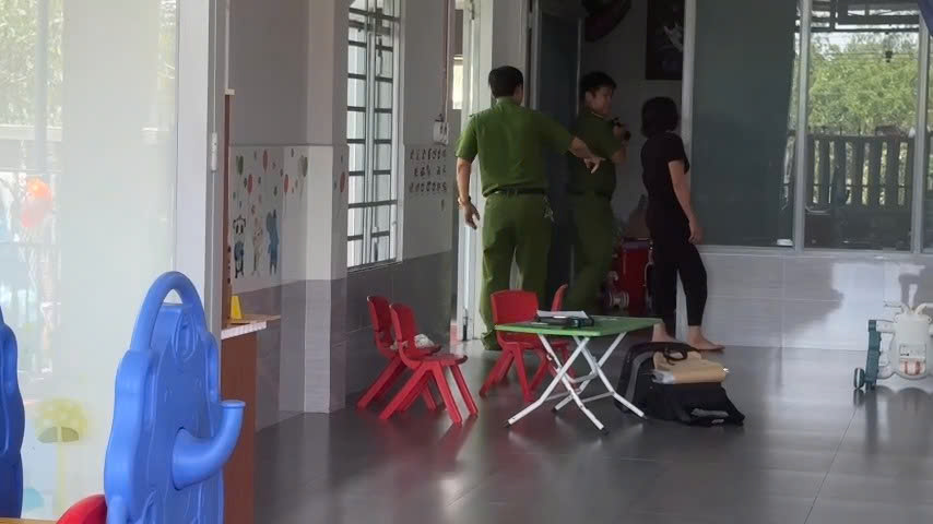 Lộ clip giáo viên bạo hành trẻ em tại Quảng Nam gây phẫn nộ - Ảnh 1. Lộ clip giáo viên bạo hành trẻ em tại Quảng Nam gây phẫn nộ - Ảnh 1.