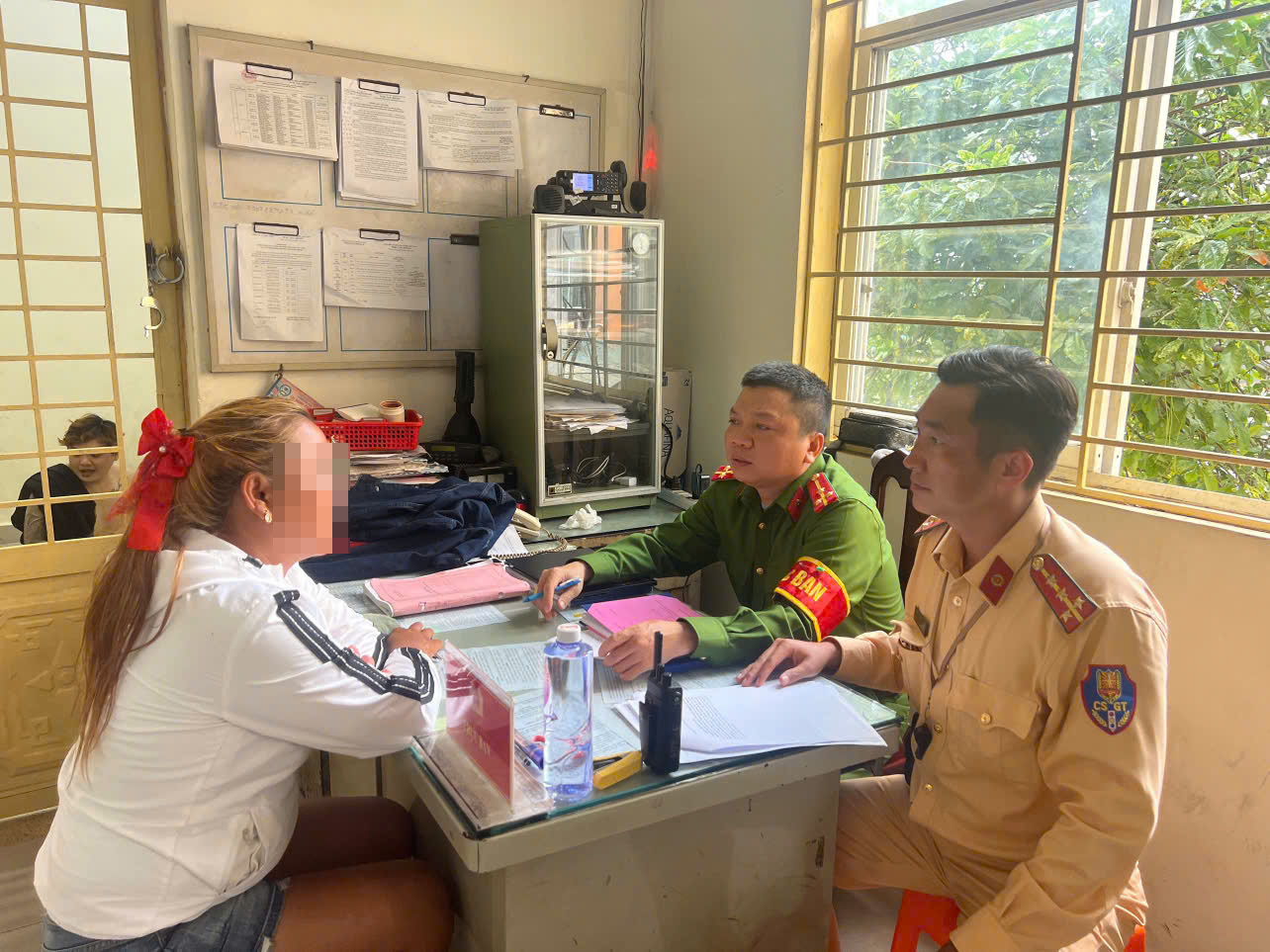 C&ocirc; g&aacute;i thả tay uốn &eacute;o tr&ecirc;n xe m&aacute;y khiến dư luận x&ocirc;n xao - Ảnh 1.