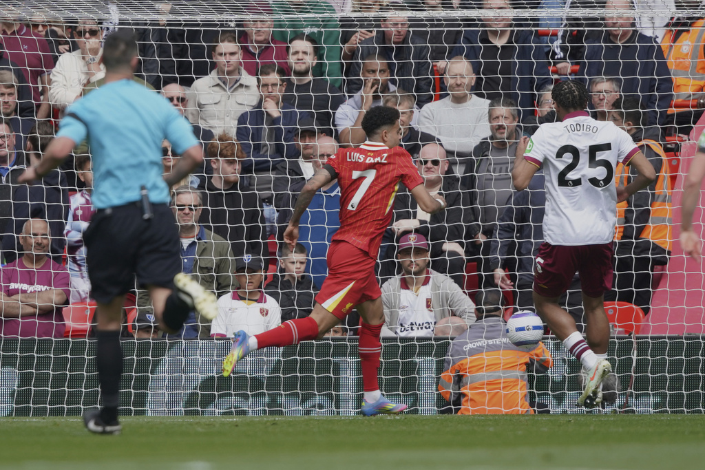 Thắng kịch tính West Ham, Liverpool tiến sát ngôi vương Premier League - Ảnh 1.