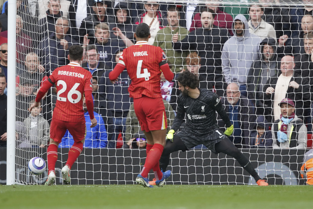 Thắng kịch tính West Ham, Liverpool tiến sát ngôi vương Premier League - Ảnh 2.