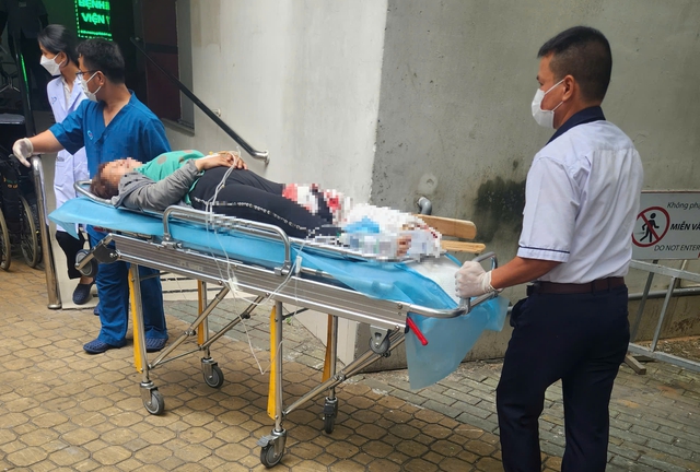 Va chạm với xe buýt, một phụ nữ khiếm thị bị thương nặng- Ảnh 1.