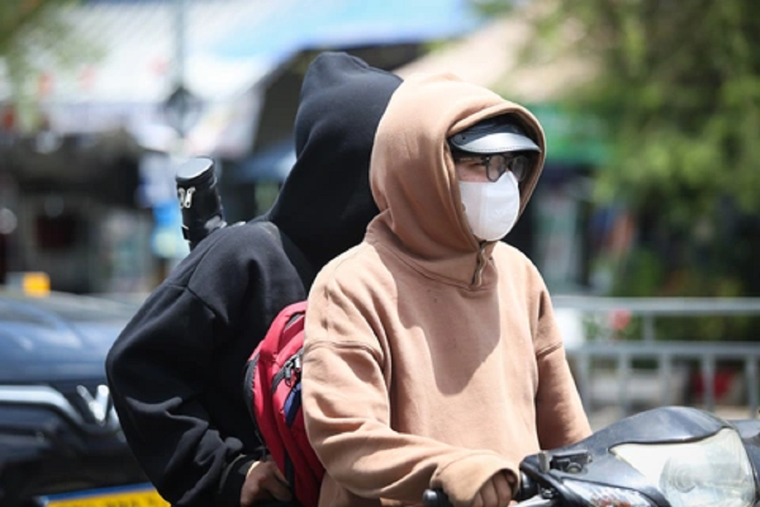 Sau đợt kh&ocirc;ng kh&iacute; lạnh "lạ thường" nắng n&oacute;ng trở lại, thời tiết th&aacute;ng 4 thay đổi bất ngờ- Ảnh 1.