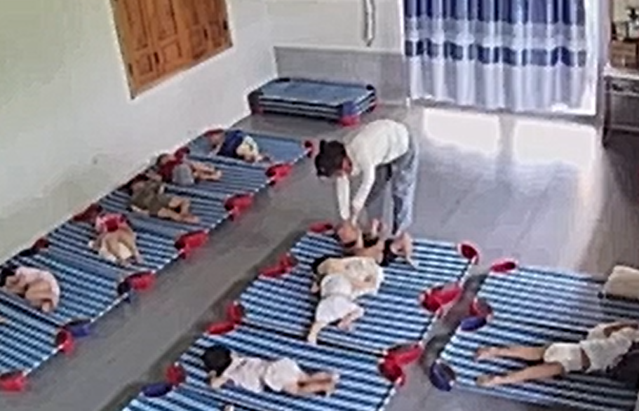 Bảo mẫu h&agrave;nh hạ trẻ ở Quảng Nam: Phẫn nộ tột độ, kh&ocirc;ng thể để t&aacute;i diễn!- Ảnh 4.