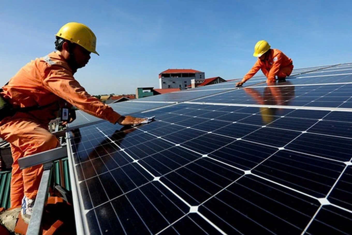 Tiền điện mỗi th&aacute;ng bao nhi&ecirc;u th&igrave; n&ecirc;n lắp điện mặt trời m&aacute;i nh&agrave;?- Ảnh 1.