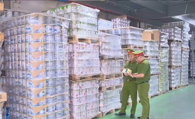 Lực lượng chức năng kiểm tra kho h&agrave;ng trong đường d&acirc;y sản xuất 573 loại sữa bột giảẢnh: VTV