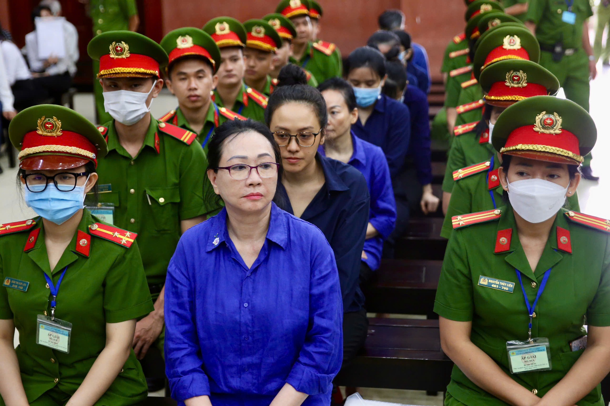 Bị cáo Trương Mỹ Lan khóc và cho biết đã sẵn sàng khắc phục hậu quả- Ảnh 1. Bị cáo Trương Mỹ Lan khóc và cho biết đã sẵn sàng khắc phục hậu quả- Ảnh 1.